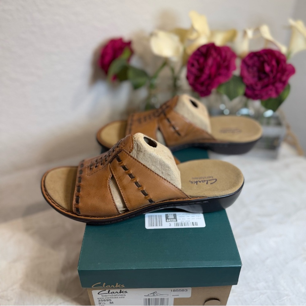 Women's Clarks bendables
Ina Bow Tan Slip in Mule
Sandals Women's Sz 9 1/2 - Picture 3 of 10